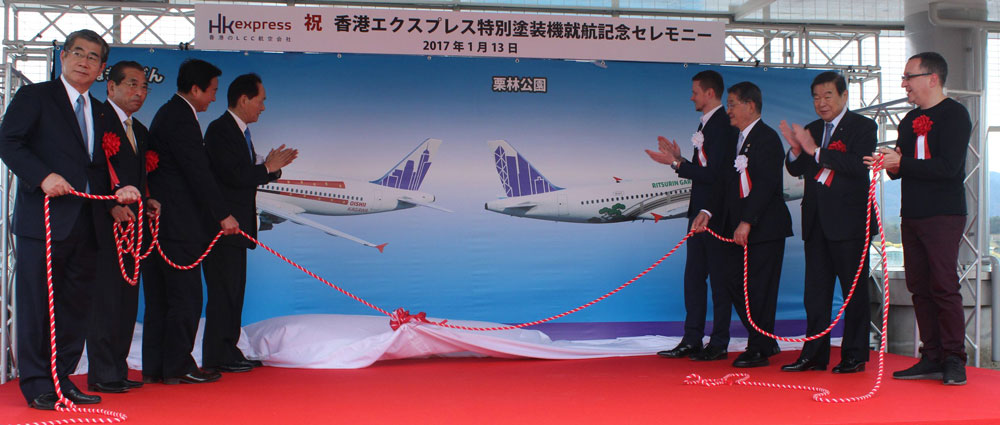 香港快运航空商务总监Luke Lovegrove与日本官员一起迎接「赞岐乌冬」客机抵达香川县