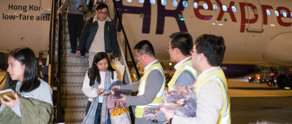香港快运航空管理团队迎接2017年最后一班抵港客机的旅客