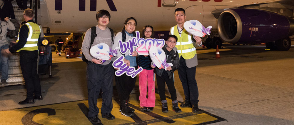 香港快运航空管理团队與2017年最后一班抵港客机的旅客合照