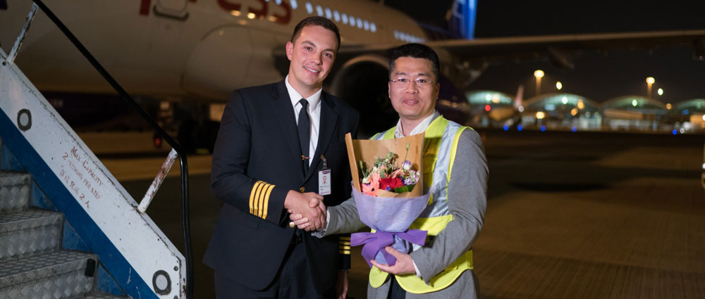 于2017年為最后一班抵港客机的的机师以及空乘送上鲜花
