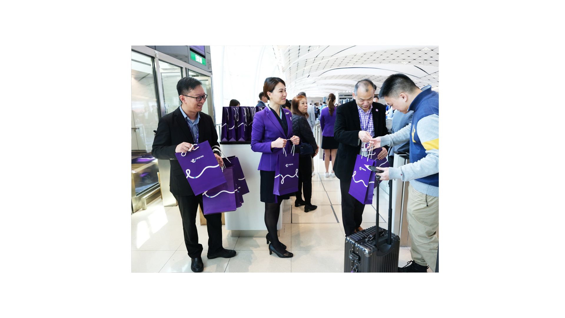 HK Express leadership team distributed souvenirs to passengers at Hong Kong International Airport to celebrate the inaugural flight of the airline's new Beijing Daxing route