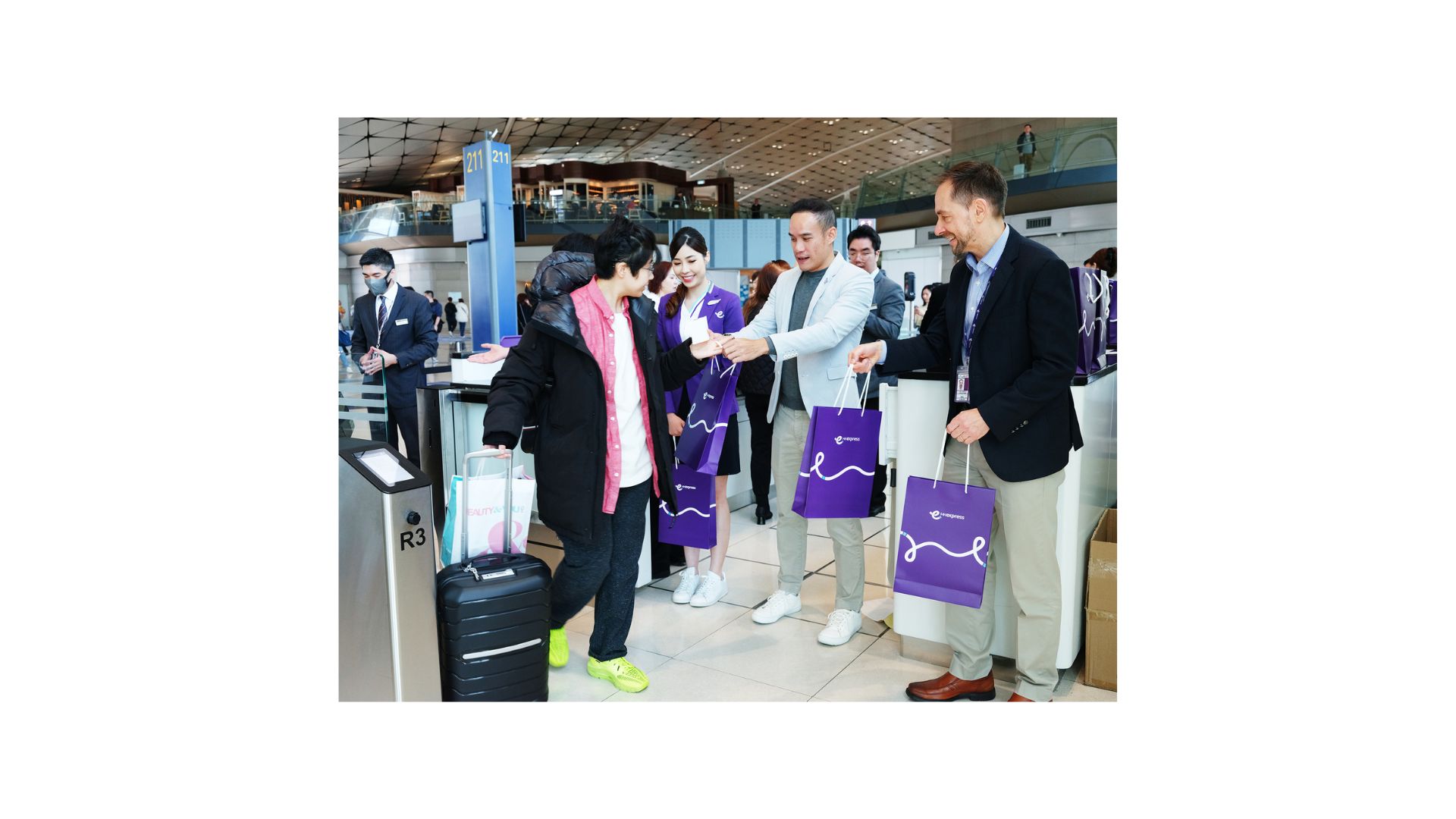 HK Express leadership team distributed souvenirs to passengers at Hong Kong International Airport to celebrate the inaugural flight of the airline's new Beijing Daxing route
