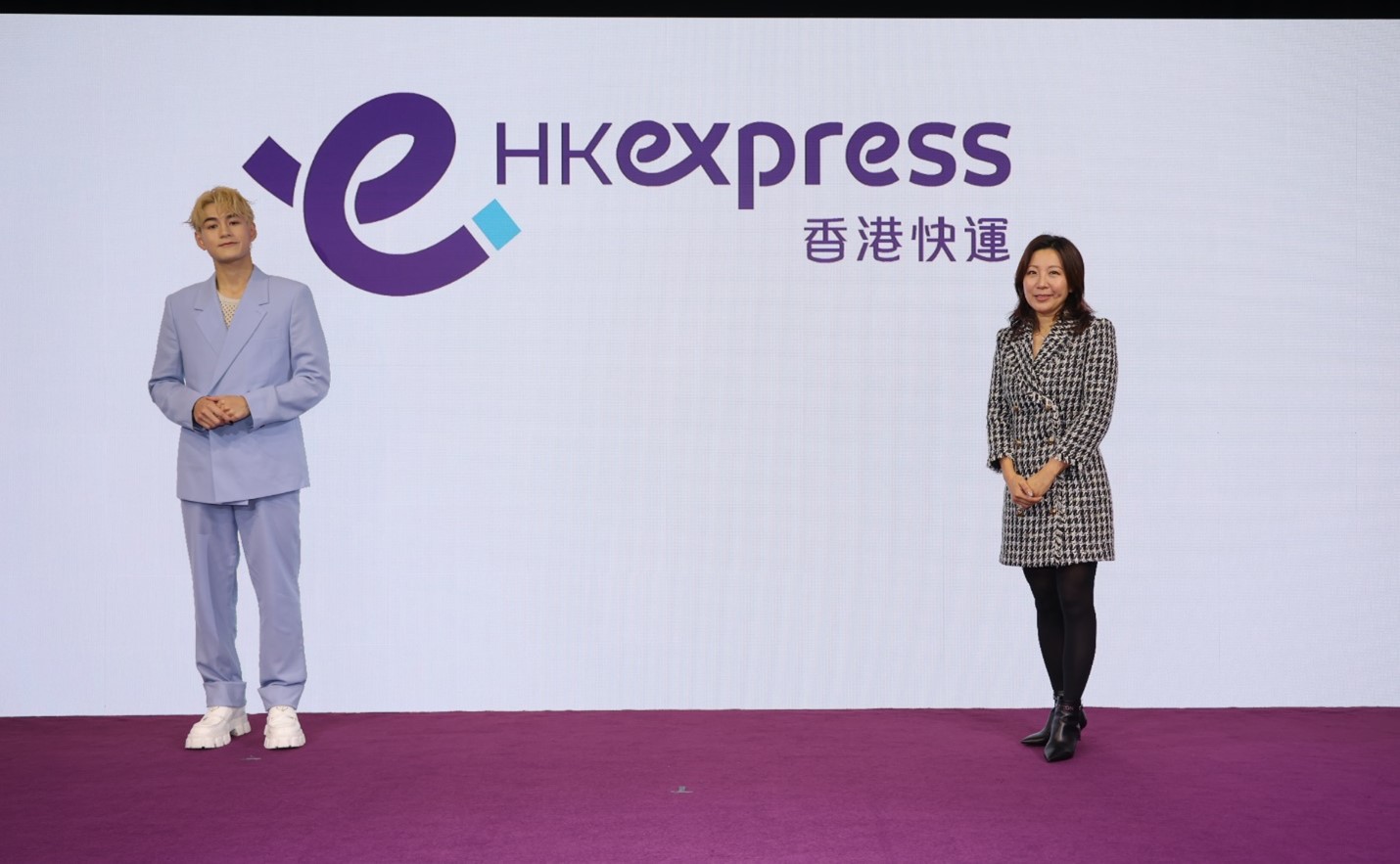 香港快运航空行政总裁及魏浚笙先生与新品牌标志合照